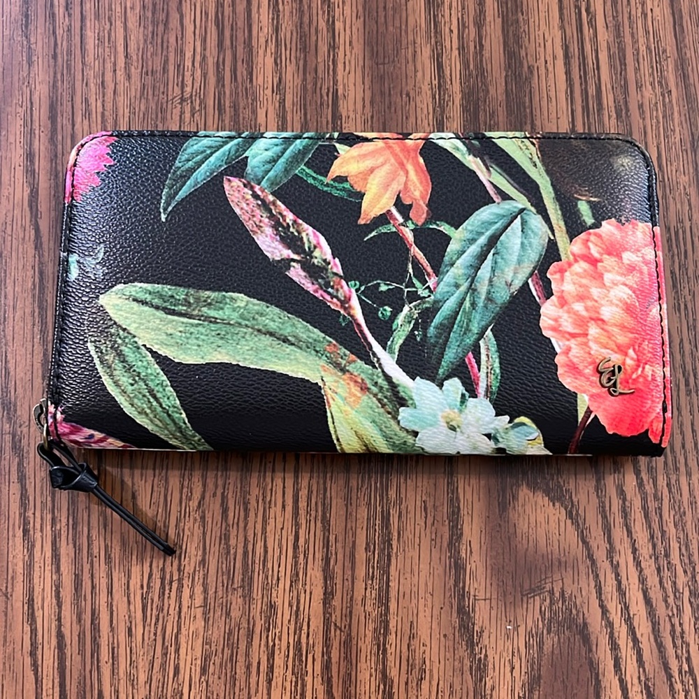 EL zip wallet. Lots of card sections.